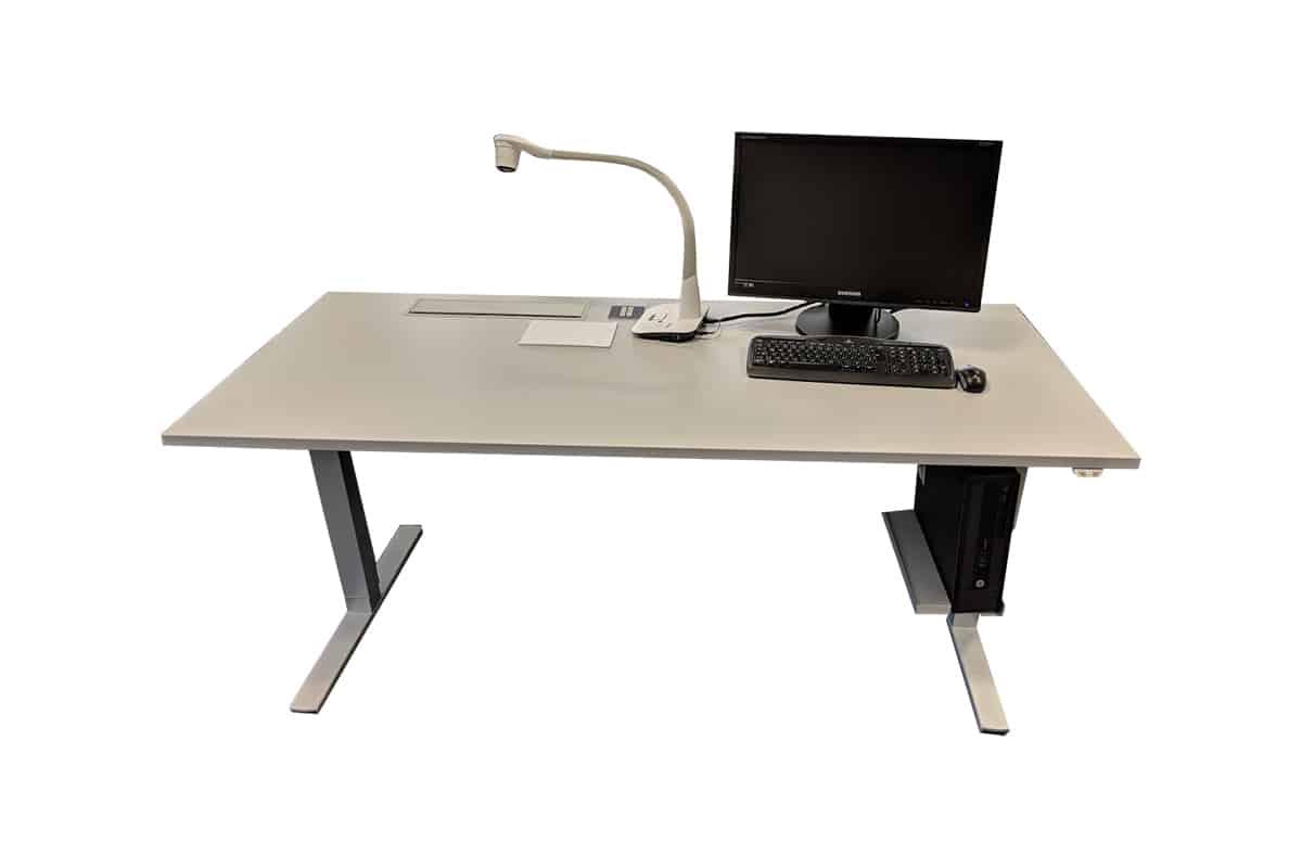 Toplak Desk, Höhenverstellbares Tischsystem mit Medientechnik, Ansicht von vorne, Hintergrund weiß